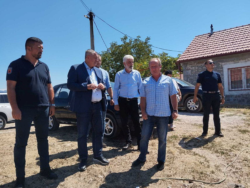 БИЛЕЋА, 14. АВГУСТА /СРНА/ - Предсједник Владе Републике Српске Радован Вишковић стигао је данас у Билећу гдје ће посјетити породице чија су домаћинства била угрожена од пожара који је захватио околину ове општине.