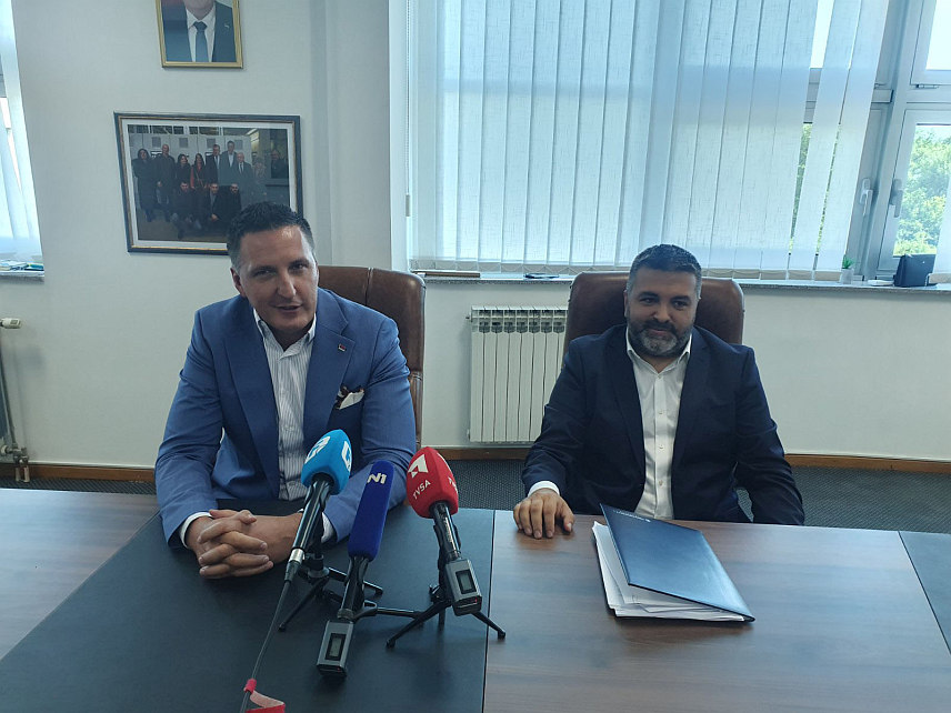 ИСТОЧНО САРАЈЕВО, 14. АВГУСТА /СРАН/ - Директор "Сарајево-гаса" Источно Сарајево Недељко Елек на данашњем састанку са директором сарајевског "Енергоинвеста" Мирзом Устамујићем.