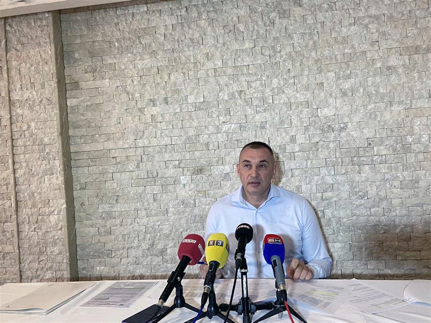 ПАЛЕ, 14. АВГУСТА /СРНА/ - Бивши директор Јавног предузећа "Водовод и канализација" Пале Дејан Којић потврдио је да Паљани плаћају воду по већој цијени него становници Сарајева, Источног Новог Сарајева и Источне Илиџе.