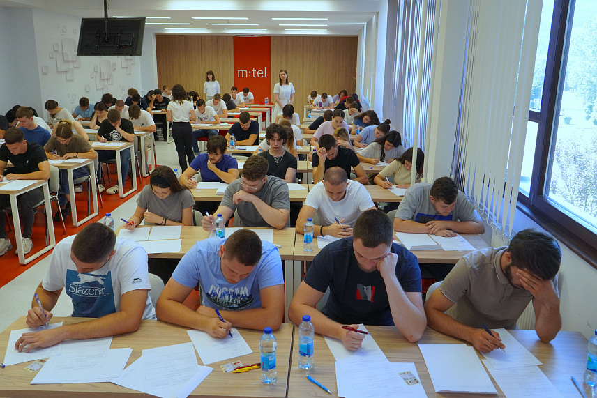 БАЊАЛУКА, 14. АВГУСТА /СРНА/ - Универзитет у Бањалуци објавио је данас конкурс за упис студената у другом уписном року.