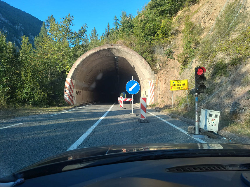 ВИШЕГРАД, 14. АВГУСТА /СРНА/ - На путном правцу Устипрача–Вишеград у току је реконструкција и инсталација расвјете у тунелима, речено је Срни у предузећу "Путеви Републике Српске".