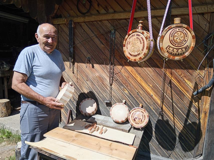 СОКОЛАЦ, 14. АВГУСTА /СРНА/ - Пензионер Радивоје Абазовић из Подроманије, надалеко познат као мајстор са Романије, израдио је више од 200 гусала и далеко више плоски за ракију,у новије вријеме користи нову технику израде украса на плоскама на којима се кроз стакло осликава икона светитеља по наруџби домаћина којем је намијењена.