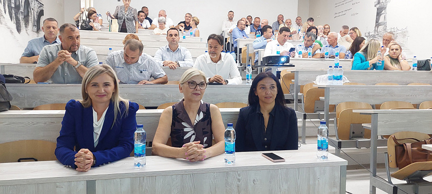 ИСТОЧНО САРАЈЕВО, 15. АВГУСТА /СРНА/ - Републички педагошки завод данас организовао је савјетовање за директоре основних школа и средњих школа регија Семберија, Бирач, Сарајевско-романијска и Херцеговина