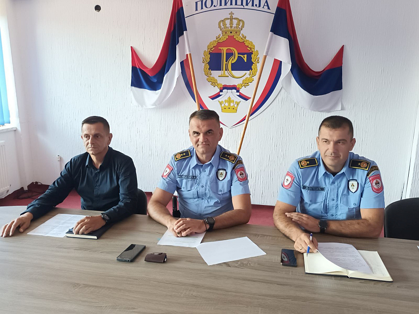 ЗВОРНИК, 15. АВГУСТА /СРНА/ - Начелник Полицијске управе Зворник Александар Васиљевић, начелник Сектора криминалистичке полиције Српко Милошевић и начелник Сектора полиције у Полицијској управи Зворник Драгослав Остојић на конференцији за новинаре данас у Полицијској управи Зворник.