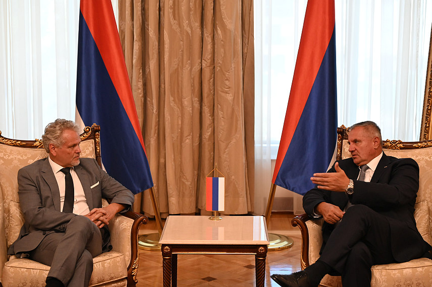 БАЊАЛУКА, 15. АВГУСТА /СРНА/ - Предсједник Владе Републике Српске Радован Вишковић примио је данас у Бањалуци у опроштајну посјету шефа Делегације ЕУ у БиХ Јохана Сатлера.