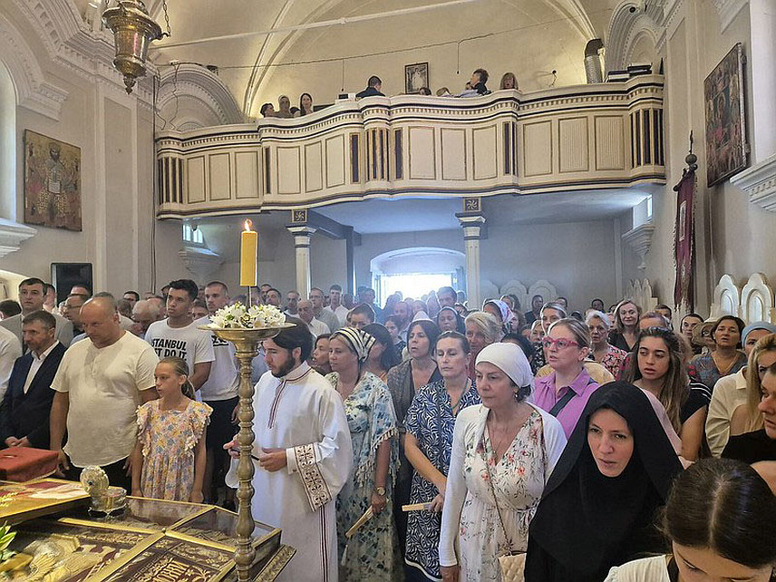 ПОДГОРИЦА, 15. АВГУСТА /СРНА/ - Високопреосвећени митрополити црногорско-приморски Јоаникије и захумско-херцеговачки Димитрије служили су литургију у Цркви Светог Спаса на Топлој поводом крсне славе општине Херцег Нови Преноса моштију Светог првомученика и архиђакона Стефана.