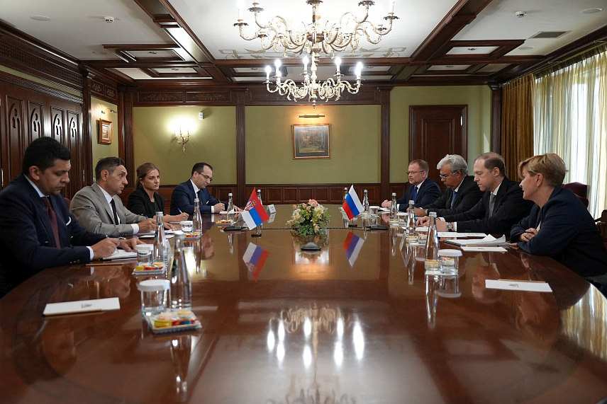 МОСКВА, 15. АВГУСТА /СРНА/ - Потпредсједници влада Србије и Русије Александар Вулин и Денис Мантуров констатовали су да су односи Србије и Руске Федерације, упркос бројним изазовима, на високом нивоу, као и да постоји простор за унапређење добре сарадње у областима од заједничког интереса.