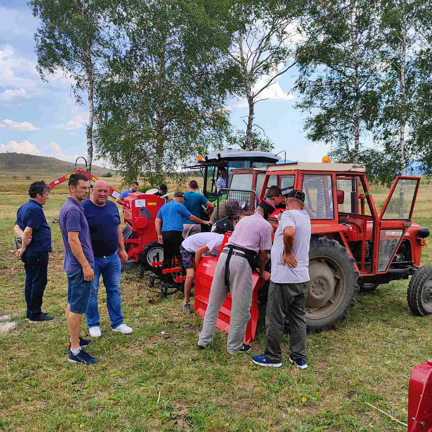 БАЊАЛУКА, 15. АВГУСТА /СРНА/ - Помоћник министра пољопривреде, шумарства и водопривреде Републике Српске Горан Бурсаћ присуствовао је данас у Купресу примопредаји механизације набављене у оквиру пројекта "Подручја са природним ограничењима у БиХ".