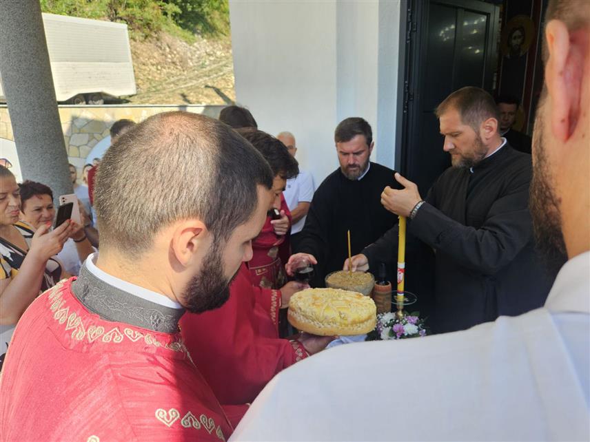 ЗВОРНИК, 15. АВГУСТА /СРНА/ - Светом литургијом и ломљењем славског колача данас је обиљежена крсна слава Храма Светог првомученика и архиђакона Стефана на Млађевцу код Зворникa.