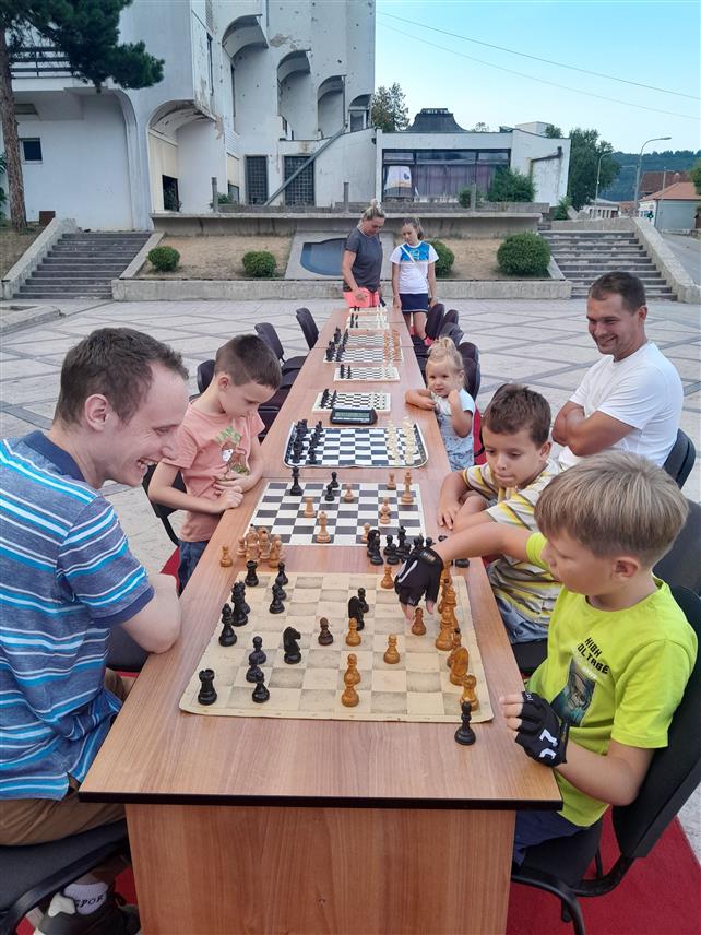 МРКОЊИЋ ГРАД, 15. АВГУСТА /СРНА/ - У Мркоњић Граду вечерас је отворена "Школа шаха", у којој ће полазници бити у прилици да савладају основне вјештине овог спорта.