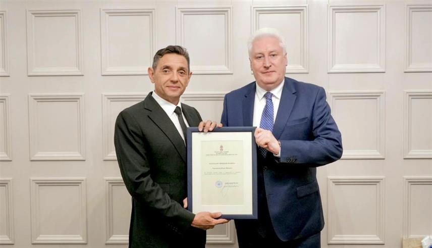 МОСКВА, 15. АВГУСТА /СРНА/ - Потпредсједник Владе Србије Александар Вулин уручио је генералном директору Каспијског института за стратешке студије Игору Коротченку захвалницу Владе Србије за велики лични допринос јачању и развоју међудржавних односа Србије и Русије.