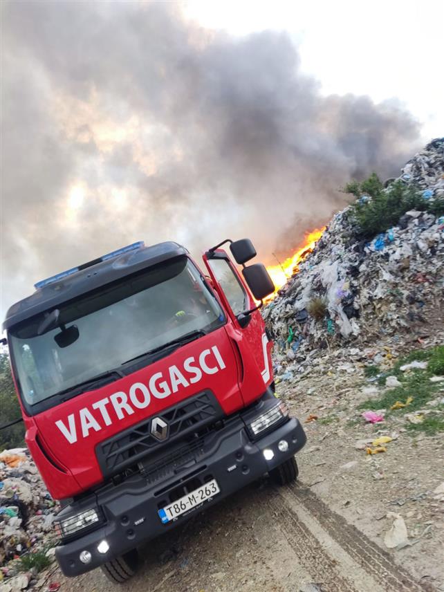 КОТОР ВАРОШ, 16. АВГУСТА /СРНА/ - Припадници Територијалне ватрогасне јединице Котор Варош и њихове колеге из Бањалуке угасили су површински дио пожара на несанитарној депонији у Котор Варошу.