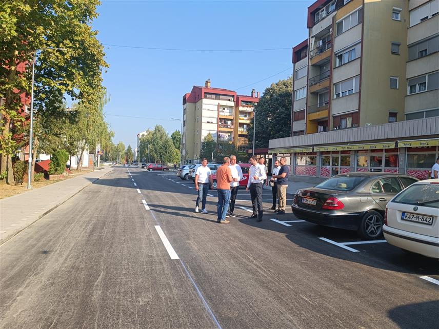ПРИЈЕДОР, 16. АВГУСТА /СРНА/ - Градоначелник Приједора Слободан Јавор данас је и званично пустио у функцију реконструисану Улицу митрополита Петра Зимоњића у насељу Пећани у коју је из буџета града и из предузећа "Водовод" уложено милион и по марака.