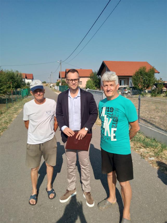 БИЈЕЉИНА, 16. АВГУСTА /СРНА/ - У бијељинском насељу Гојсовац данас је озваничен завршетак прве фазе реконструкције нисконапонске мреже у дужини од 1.200 метара. Вршилац дужности директора "Електро-Бијељине" Бојан Савић са сарадницима посјетио је данас ово подручје.