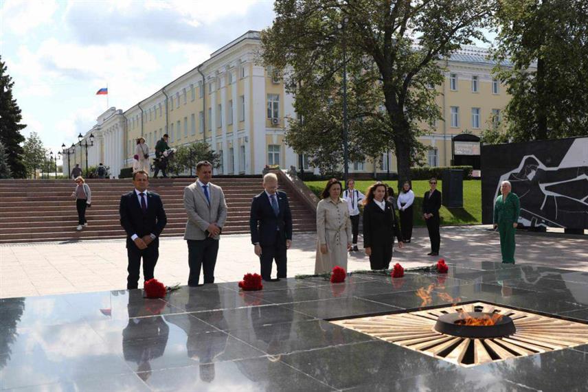 ИСТОЧНО САРАЈЕВО, 16. АВГУСТА /СРНА/ - Предсједник Скупштине града Источно Сарајево Бранко Короман борави у вишедневној посјети Руској Федерацији, гдје ће присуствовати обиљежавању Дана града Нижњег Новгорода и учествовати у раду Међународног форума "Градови - побратими и партнери".