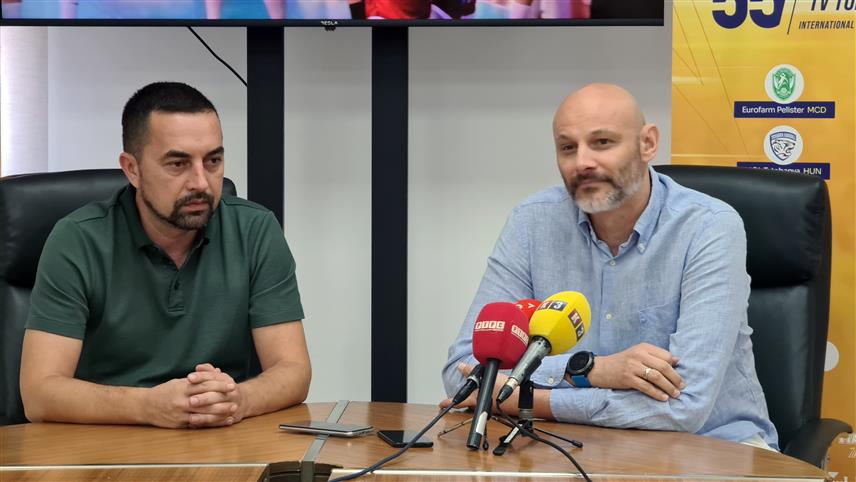 ДОБОЈ, 16. АВГУСТА /СРНА/ - Градоначелник Добоја Борис Јеринић и предсједник Извршног одбора Међународног рукометног TВ турнира шампиона "Добој 2024" Данијел Шарић на конференцији за новинаре данас у Добоју.