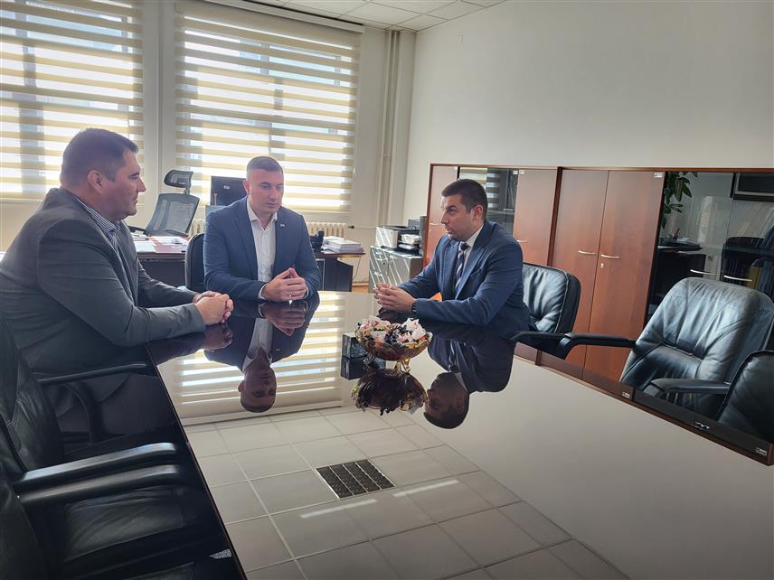 ПАЛЕ, 16. АВГУСТА /СРНА/ - Министар трговине и туризма Републике Српске Денис Шулић састао се данас на Палама са директором Завода за запошљавање Дамјаном Шкипином и са претходним директором Завода за запошљавање Мирославом Вујичићем.