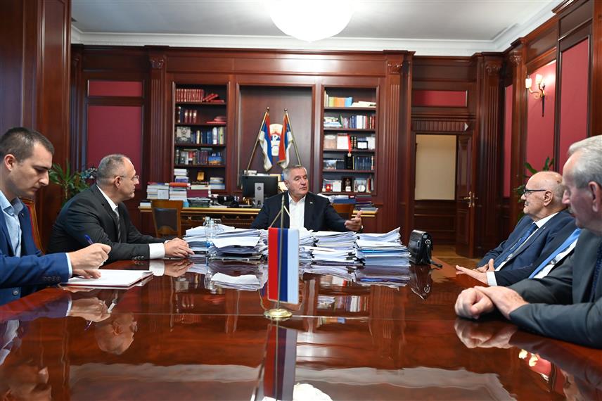 БАЊАЛУКА, 16. АВГУСТА /СРНА/ - Предсједник Владе Републике Српске Радован Вишковић састао се данас у Бањалуци са представницима Удружења пензионера Републике Српске, а састанку је присуствовао и директор Фонда за пензијско и инвалидско осигурање Републике Српске Младен Милић.