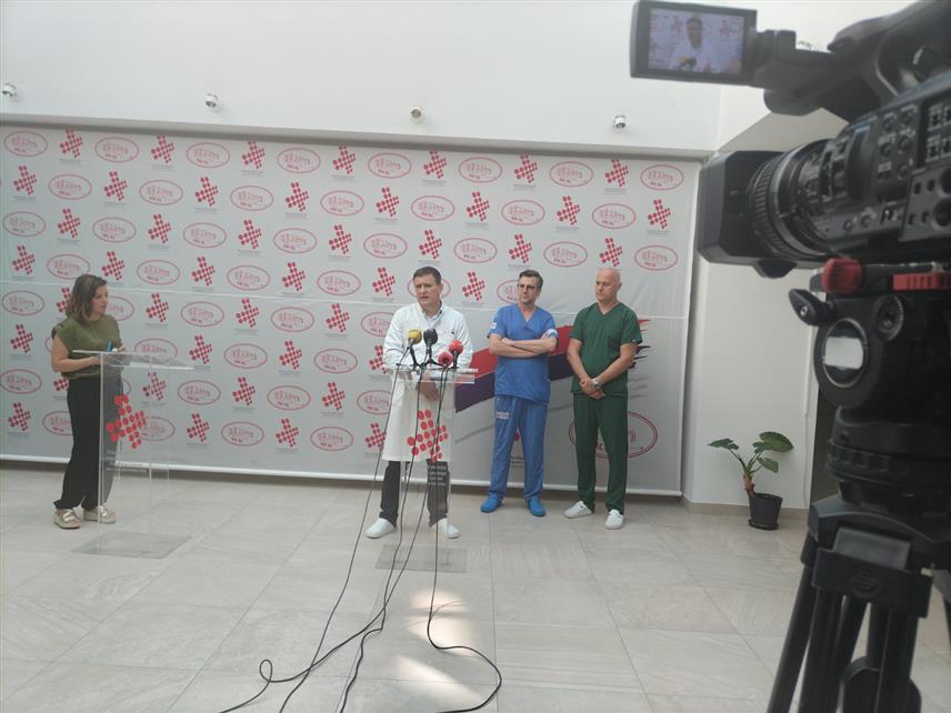 БАЊАЛУКА, 16. АВГУСТА /СРНА/ - Генерални директор Универзитетског клиничког центра /УКЦ/ Републике Српске Владо Ђајић, уважени специјалиста висцералне хирургије из болнице "Марта Марија" из Нирнберга Гавро Влајић и доктор Драган Панџић из Клинике за максилофацијалну хирургију на конференцији за новинаре данас у Бањалуци након успјешне двије операције штитасте жлијезде са савременим апаратом који вриједи 200.000 КМ.	
