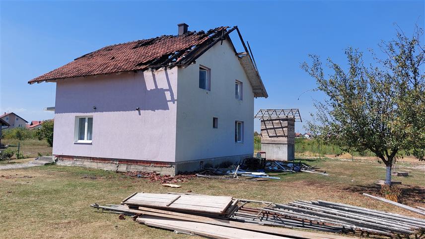 БРЧКО, 16. АВГУСTА /СРНА/ - Градоначелник Брчко дистрикта Зијад Нишић са сарадницима посјетио је данас домаћинство Јанка Пекића у насељу Грбавица, коме је недавно током невремена гром ударио у кућу и изазвао штету већих размјера.