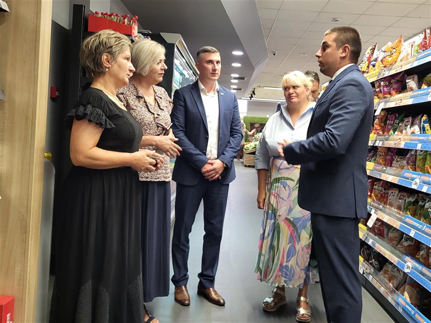 ПАЛЕ, 16. AВГУСТА /СРНА/ - Министар трговине и туризма Републике Српске Денис Шулић и народни посланик Дамјан Шкипина посјетили су данас маркет "Оногошт" на Палама.