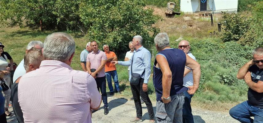 ЛОПАРЕ, 16. АВГУСТА /СРНА/ - Након петиције коју је покренуо Општински одбор СНСД-а у Лопарама и потписало 400 грађана започело је асфалтирање 440 метара пута кроз засеок Максимовићи у Јабланици, који је страдао у клизишту 2014. године, и биће саниран мост на правцу Мачковац-Пипери-Сибошница.