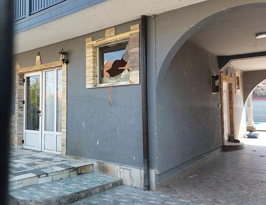 БРЧКО, 16. АВГУСTА /СРНА/ – Непознато лице или више њих бацило је двије експлозивне направе пред кућу у центру Брчког у којој је у сриједу, 14. августа, извршен претрес у оквиру оперативне акције "Алфа".