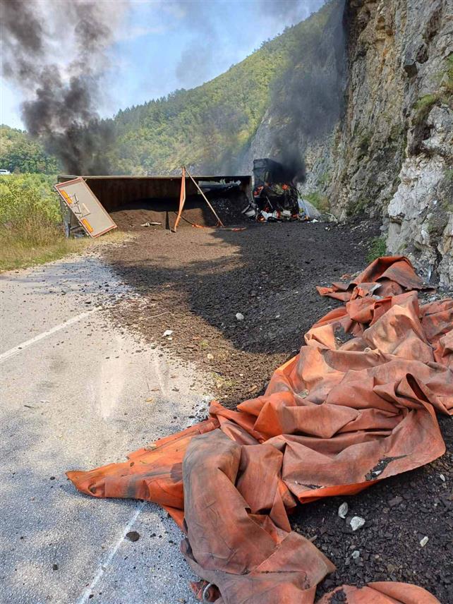 ФОЧА, 16. АВГУСТА /СРНА/ - Возач теретног возила из Ужица задобио је тешке повреде у саобраћајној незгоди у мјесту Оплаве на магистралном путу Вишеград-Вардиште, због чега је саобраћај на овој дионици пута обустављен.