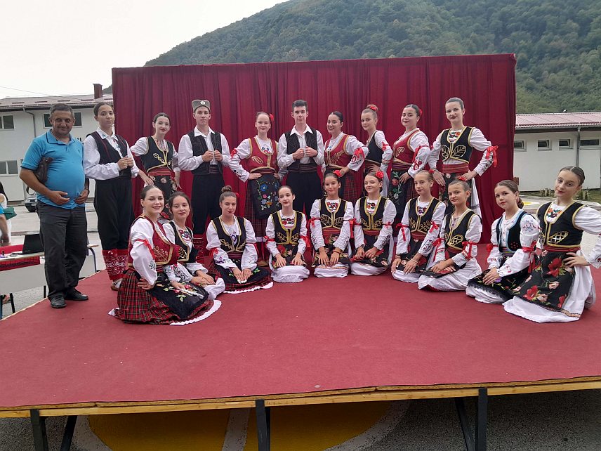 ЈЕЗЕРО, 16. АВГУСТА /СРНА/ - У општини Језеро вечерас је одржана Друга смотра фолклора у организацији Културно-умјетничког друштва /КУД/ "Бисери Пливе" из ове општине, а наступила су културно-умјетничка друштва, пјевачке групе и соло извођачи етно-музике.