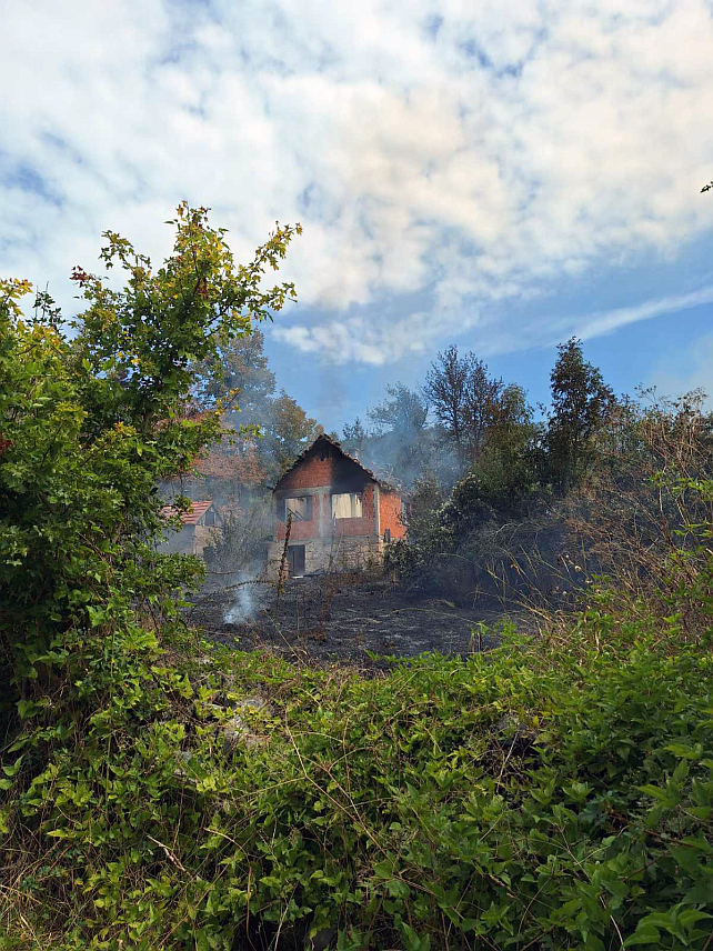 БИХАЋ, 17. АВГУСТА /СРНА/ - Кућа српског повратника у селу Tрубар на подручју Бихаћа изгорјела је у пожару који гасе малобројни српски повратници, потврдила је Срни начелник општине Дрвар Душица Рунић.