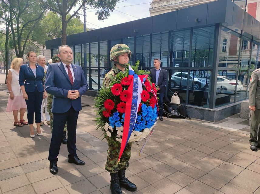 БЕОГРАД, 17. АВГУСТА /СРНА/ - Представници Владе Србије и Војске Србије одали су данас на Теразијама почаст петорици антифашиста, које су нацистичке окупационе снаге прије 83 године објесиле на овом београдском тргу.