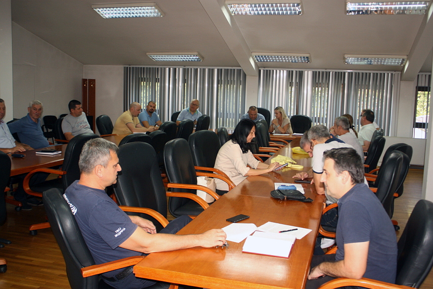 МОДРИЧА, 17. АВГУСТА /СРНА/ - Штаб за ванредне ситуације општине Модрича прогласио је данас ванредно стање на дијелу општине на локалитету гудронске јаме коју је у сриједу захватио пожар који и даље тиња.