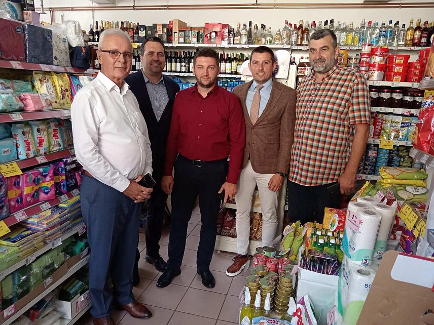 РОГАTИЦА, 17. АВГУСTА /СРНА/ - Министар трговине и туризма Републике Српске Денис Шулић са начелником општине Милорадом Јагодићем, предсједником Скупштине општине Нинославом Прелићем и сарадницима током посјете предузећу "Пaуер" из Рогатице