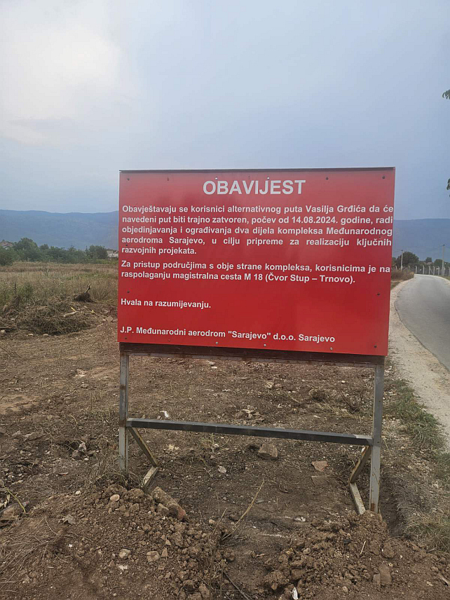 ИСТОЧНО САРАЈЕВО, 17. АВГУСТА /СРНА/ - Посланик СНСД-а у Представничком дому Парламентарне скупштине БиХ Мирослав Вујичић рекао је да је начелник општине Источна Илиџа Маринко Божовић одобравањем да се на подручју општине изводе радови на проширењу Међународног аеродрома Сарајево поклонио границу и територију Српске и упитао га која је цијена тога.