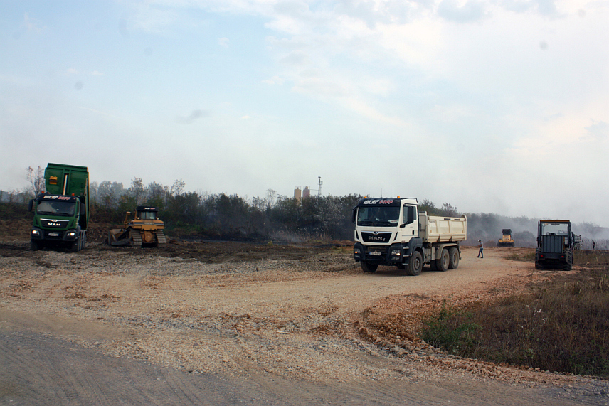 МОДРИЧА, 17. АВГУСТА /СРНА/ - Насипањем шљунка око гудронске јаме у насељу Модрича Пет почело је гашење пожара који тиња три дана.