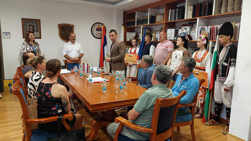 ВИШЕГРАД, 17. АВГУСТА /СРНА/ - Начелник општине Вишеград Младен Ђуревић уприличио је пријем за учеснике фестивала "Лицидерско срце", који се одржава вечерас у Андрићграду.