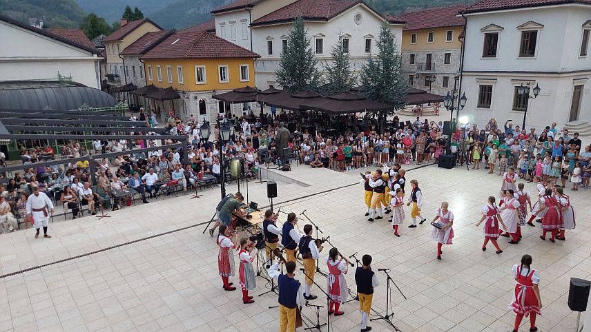ВИШЕГРАД, 17. АВГУСТА /СРНА/ - У Андрићграду је одржан Међународни фестивал фолклора "Лицидерско срце" који је окупио учеснике из Чешке, Грчке, Србије, Бугарске, Словачке и Републике Српске.