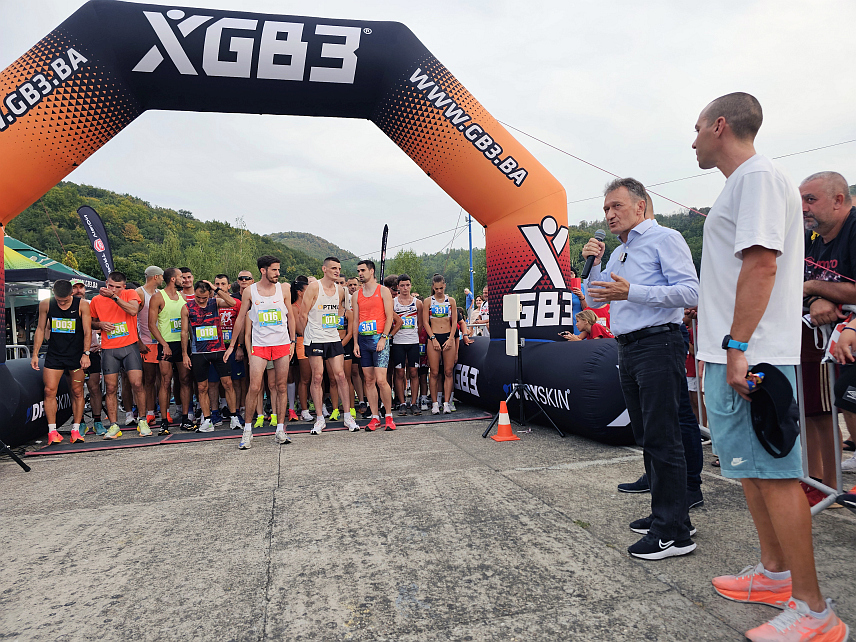 УГЉЕВИК, 17. АВГУСТА /СРНА/ - Слађана Стаменковић из Атлетског клуба "Црвена звезда" Београд и Ђуро Борбељ из Атлетског клуба "Апатин" побједници су девете Уличне трке "Угљевик 2024", која је окупила 550 такмичара међу којима највише младих и дјеце школског узраста.