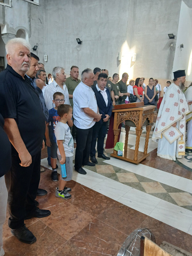 БЕОГРАД, 18. АВГУСТА /СРНА/ - У Храму Светих праведника Јоакима и Ане у београдском насељу Калуђерица данас је служен помен за 20 страдалих Срба у цапрашким селима код Сиска, који су ликвидирани у злочиначком походу хрватских снага прије 33 године.