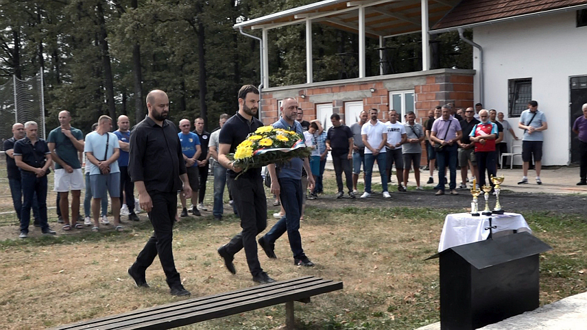 ПРИЈЕДОР, 18. АВГУСТА /СРНА/ - У Доњим Орловцима код Приједора одржан је 26. Меморијални турнир којим Фудбалски клуб "Козара" одаје почаст једанаесторици фудбалера погинулим у Одбрамбено-отаџбинском рату.