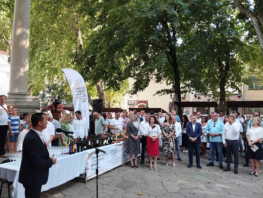 ТРЕБИЊЕ, 18. АВГУСТА /СРНА/ - Сајам меда, вина и традиционалних производа "Херцег фест" у Tребињу.