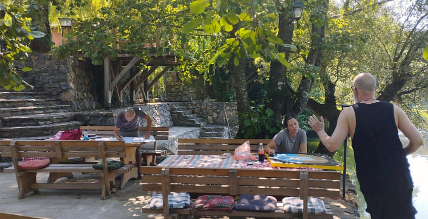 НОВИ ГРАД, 18. АВГУСТА /СРНА/ - На овогодишњој ликовној колонији Ракани настало је 19 слика и два цртежа, рекла је Срни документарист новоградске галерије Мирјана Дрљача.