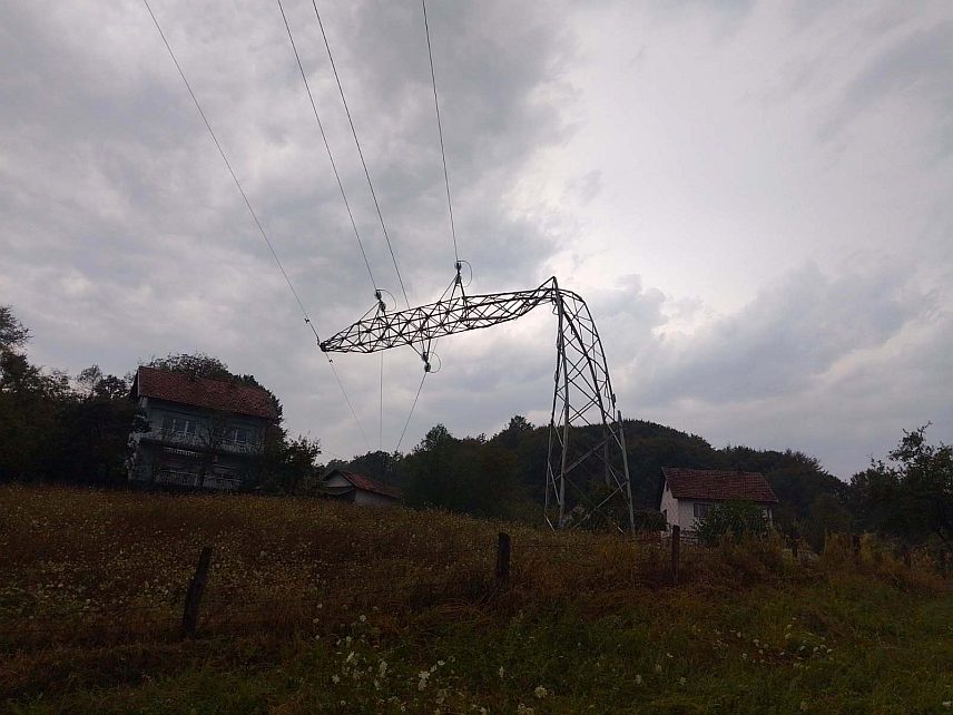 ДОБОЈ, 18. АВГУСТА /СРНА/ - Подручје Петрова и појединих добојских насеља остала су без струје због пада 35 киловолтног далековода у Липцу код Добоја усљед невремена које послије подне задесило овај град.