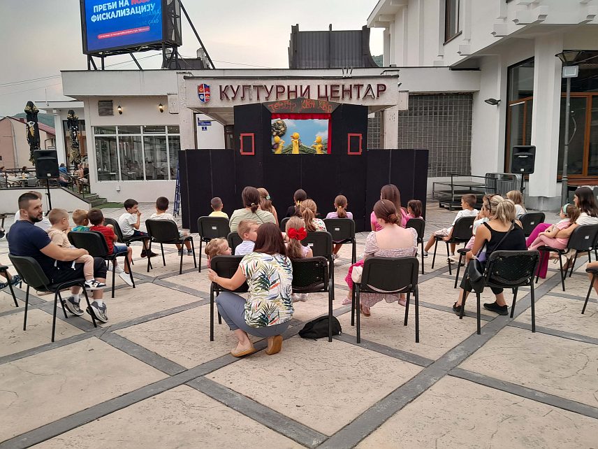 МРКОЊИЋ ГРАД, 18. АВГУСТА /СРНА/ - У склопу манифестације “МГ љето“ у Мркоњић Граду вечерас је Дјечије позориште Републике Српске извело представу “Пачија школа“ за дјецу најмлађег узраста.