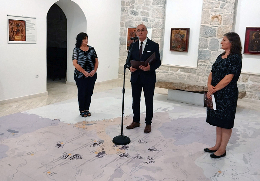 ТРЕБИЊЕ, 18. АВГУСТА /СРНА/ - У Музеју Херцеговине у Tребињу вечерас је у оквиру преображењских свечаности и славе града отворена изложба икона из иконографске збирке "Градски музеји Мирко Комненовић и Галерија Јосип Бепо Бенковић" из Херцег Новог, на којима је представљено 10 икона изузетне вриједности и старог иконописног стила.