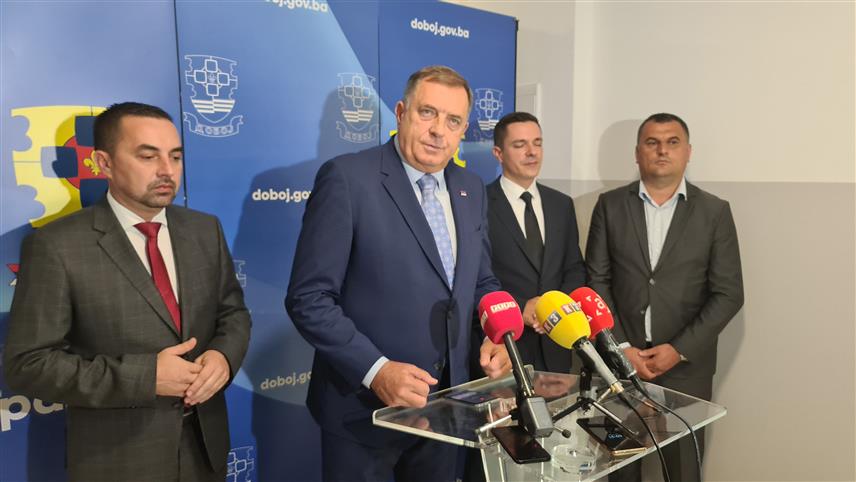 ДОБОЈ, 19. АВГУСТА /СРНА/ - Предсједник Републике Српске Милорад Додик на конференцији за новинаре данас у Добоју након састанка са градоначелником Добоја Борисом Јеринићем у Градској управи.