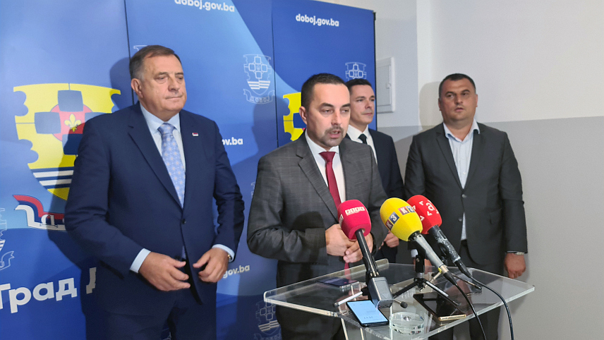 ДОБОЈ, 19. АВГУСТА /СРНА/ - Градоначелник Добоја Борис Јеринић на конференцији за новинаре данас у Добоју након састанка са предсједником Републике Српске Милорадом Додиком у Градској управи.