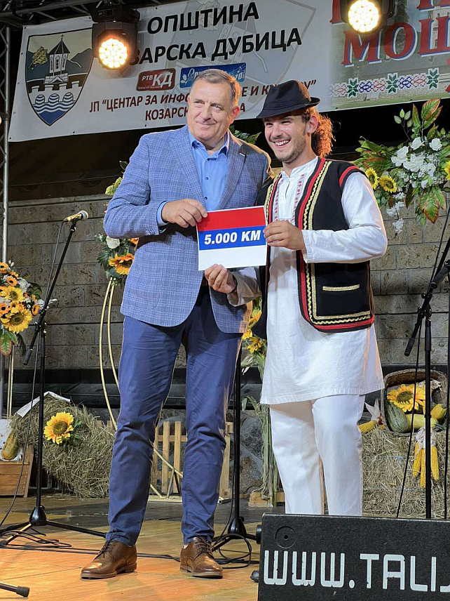 КОЗАРСКА ДУБИЦА, 19. АВГУСТА /СРНА/ - Манифестација "Вече ојкаче" одржана синоћ у Козарској Дубици. Награде побједницима је уручио предсједник Републике Српске Милорад Додик, под чијим је високим покровитељством манифестација одржана.