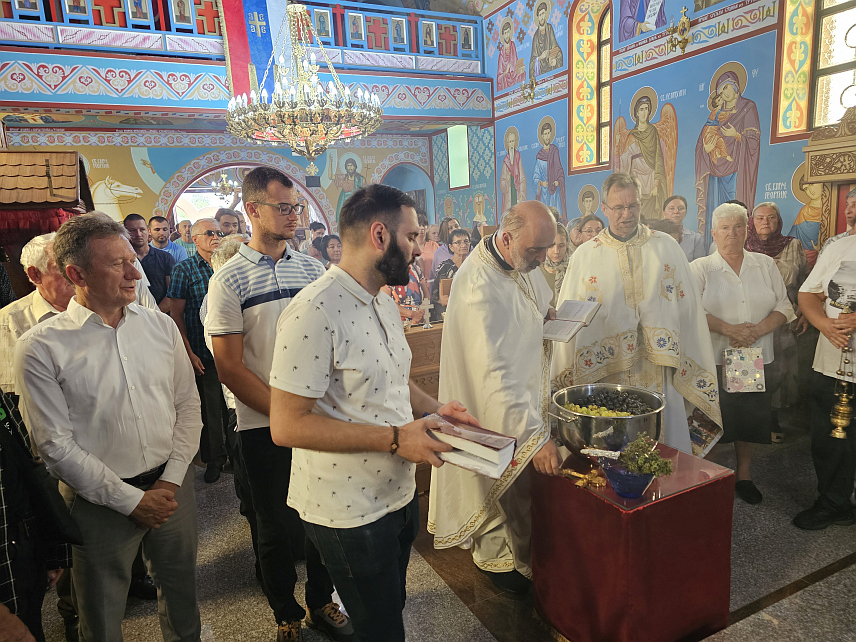 УГЉЕВИК, 19. АВГУСТА /СРНА/ - Начелник Угљевика Василије Перић присуствовао је данашњем великом црквено-народном сабору који је на празник Преображења окупио мјештане Тутњевца, околних села и Угљевика.