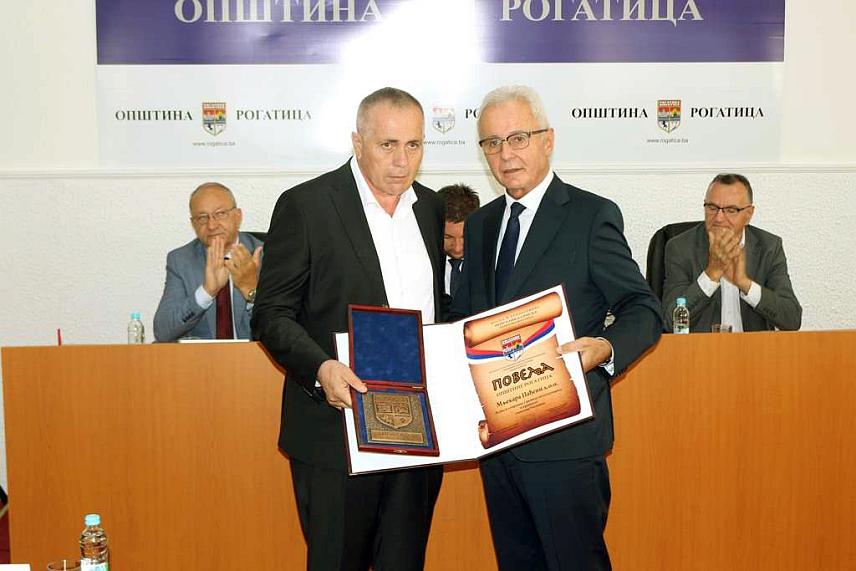 РОГАTИЦА, 19. АВГУСTА /СРНА/ - На свечаној сједници Скупштине општине Рогатица поводом дана и крсне славе општине - Преображења Господњег данас су уручене награде и признања појединцима, предузећима, установама и организацијама које су допринијели развоју ове локалне заједнице.